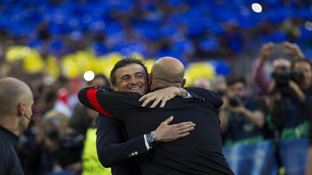  Pep Guardiola (de espaldas) saluda Luis Enrique antes de un partido de la semifinal de la Liga de Campeones entre el Bayern Munich y Barcelona, el 6 de mayo del 2015.