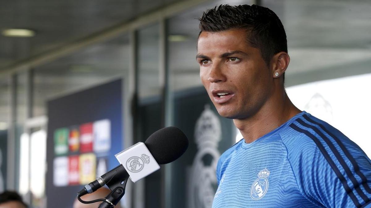 El delantero portugués del Real Madrid, Cristiano Ronaldo, comparece ante los medios de comunicación durante la celebración de la jornada de puertas abiertas, el 24 de mayo del 2016 en la ciudad deportiva de Valdebebas, en la capital española.