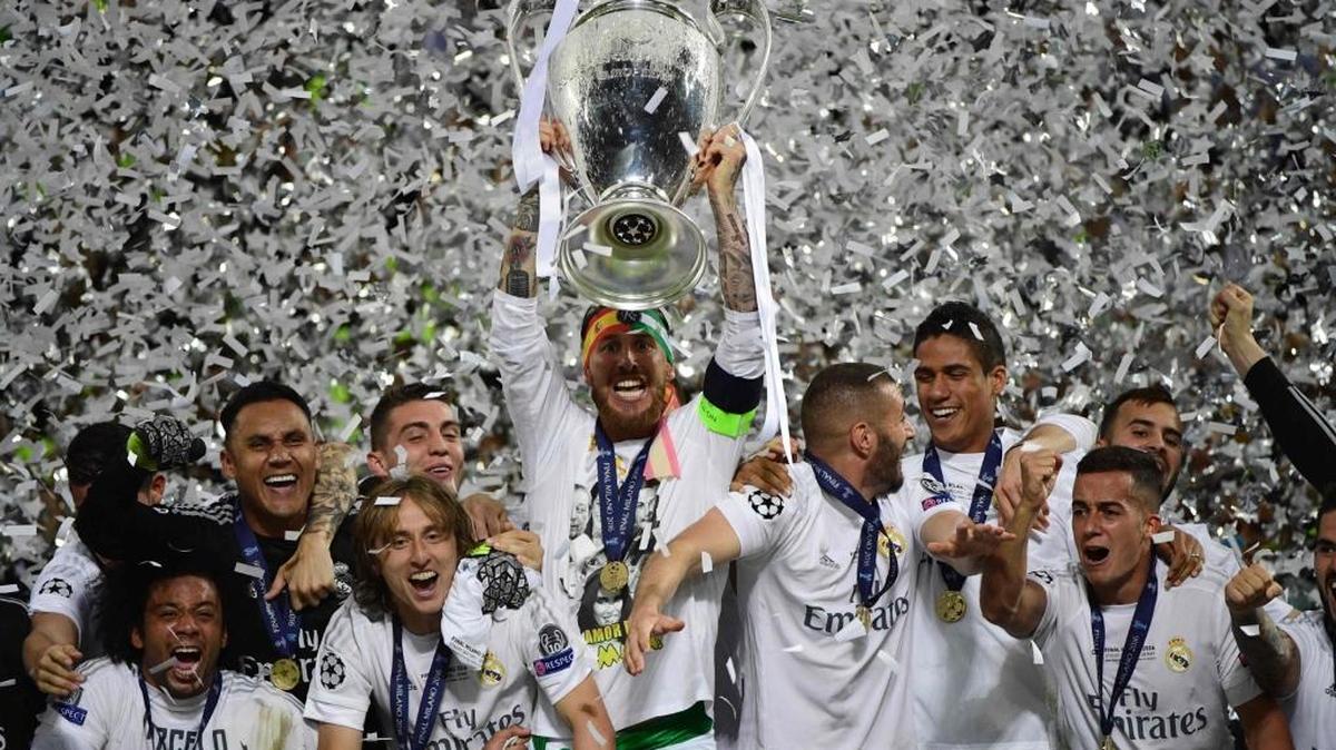 El capitán del Real Madrid Sergio Ramos (centro) levanta el trofeo de campeón de la Liga de Campeones de Europa tras vencer en la final de San Siro al Atlético de Madrid, el 24 de mayo del 2016 en Lisboa.