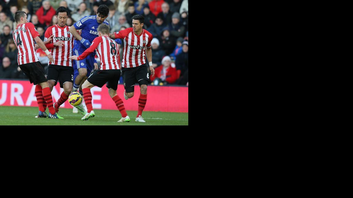 
Diego Costa, del Chelsea, es rodeado por cuatro jugadores del Southampton en el empate 1-1 en la liga Premier.


