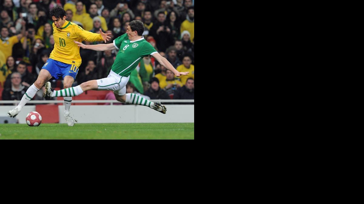 
Keith Andrews, de la República de Irlanda, enfrenta a Kaka (izq.), en un amistoso con Brasil en el 2010.

