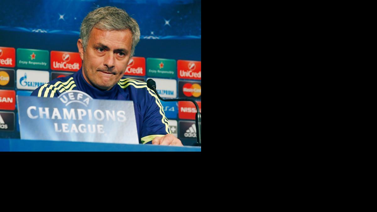 
El entrenador del Chelsea Jose Mourinho habla en París.


