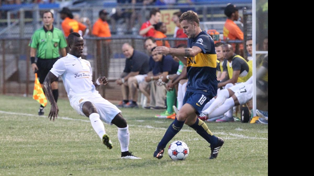 
Evans Frimpong (izq.), de los Strikers, lucha por la bola con Nicolas Colazo, de Boca Juniors, en el amistoso disputado en el Lockhart Stadium en Fort Lauderdale, la noche del miércoles 1 de julio del 2015.
