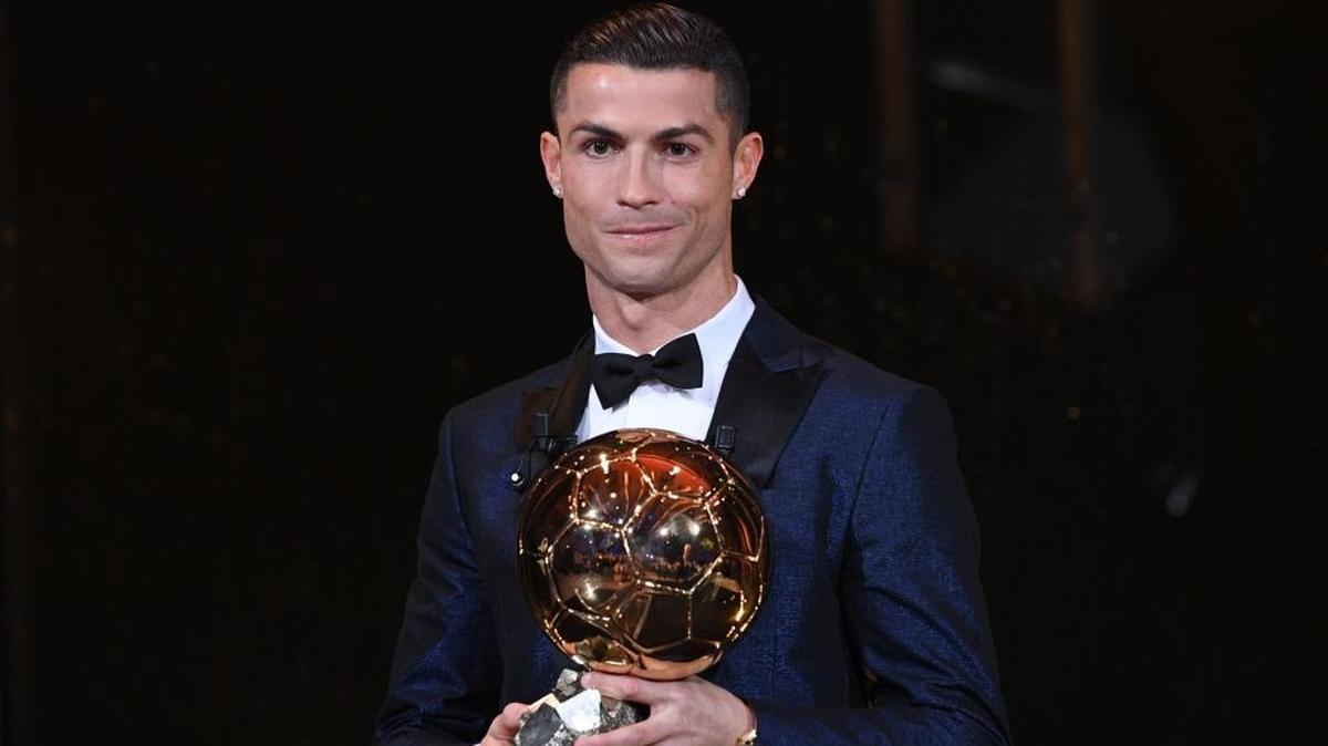 El portugués Cristiano Ronaldo se llevó el Balón de Oro 2017 en una ceremonia frente a la Torre Eiffel y se convirtió, junto a Lionel Messi, en el jugador que más veces ha ganado el trofeo con cinco.