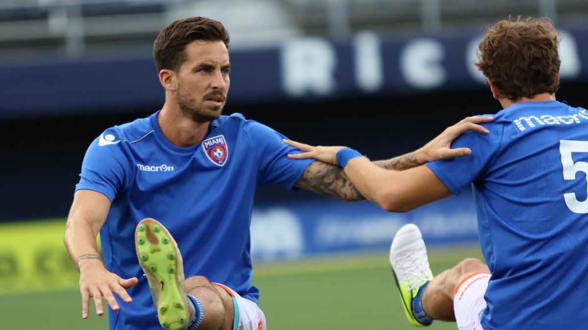 Vincenzo Rennella (izq.) trabaja con Mason Trafford en una práctica del Miami FC.