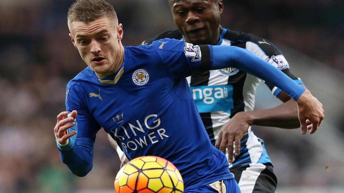 Jamie Vardy, jugador del Laicester City, se lleva el balón ante la marca de un jugador del Newcastle, el 21 de noviembre durante un partido de la Liga Premier.