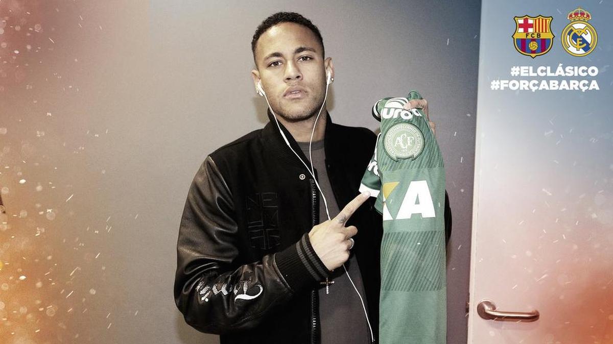 El astro brasileño Neymar porta la camiseta del equipo del Chapecoense.