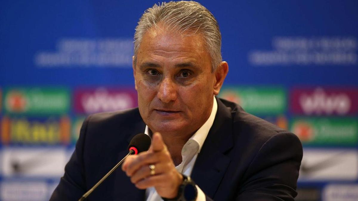 El director técnico del seleccionado brasileño, Adenor Leonardo Bacchi "Tite", habla durante una rueda de prensa de la convocatoria de los jugadores de Brasil para los partidos contra Colombia y Ecuador por las eliminatorias del Mundial de Rusia 2018 el jueves 10 de agosto de 2017, en la sede de la CBF (Confederación Brasileña de Fútbol), en la ciudad de Río de Janeiro (Brasil).