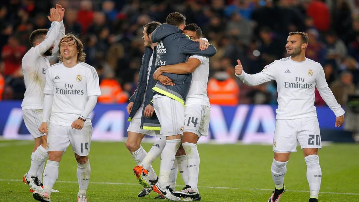 Los jugadores del Real Madrid celebran tras la victoria 2-1 ante Barcelona, en el partido efectuado el 2 de abril del 2016 en el estadio Camp Nou de Barcelona.