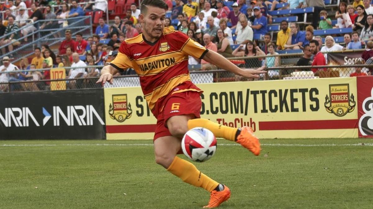 Victor Giro, de los Strikers, dispara contra el Miami FC, en el Lockhart Stadium en Fort Lauderdale el 2 de abril del 2016.