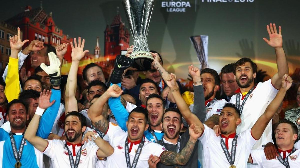 El capitán José Antonio Reyes, del Sevilla, levanta el trofeo de la Liga Europa luego de vencer en la final al Liverpool, en el St. Jakob-Park, el 18 de mayo del 2016 en Basilea, Suiza.