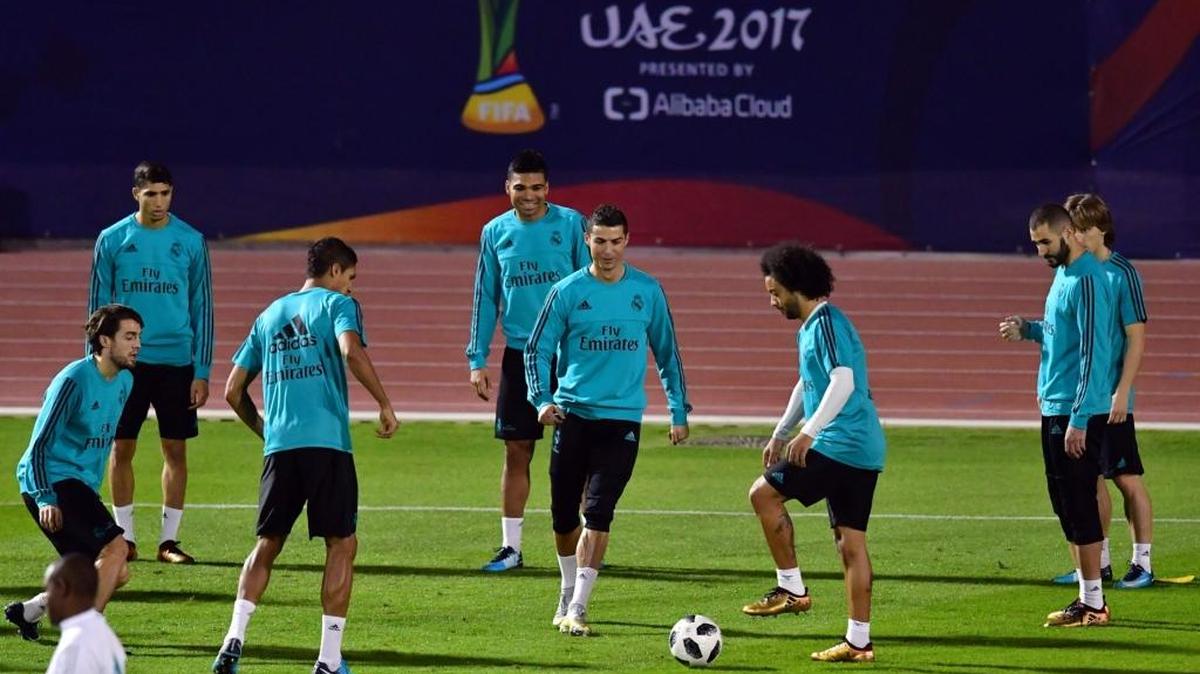 Los jugadores del Real Madrid se entrenan el viernes en el estadio Zayed Sports City en Abu Dabi, EAU, para la final del sábado ante Gremio por el Mundial de Clubes.