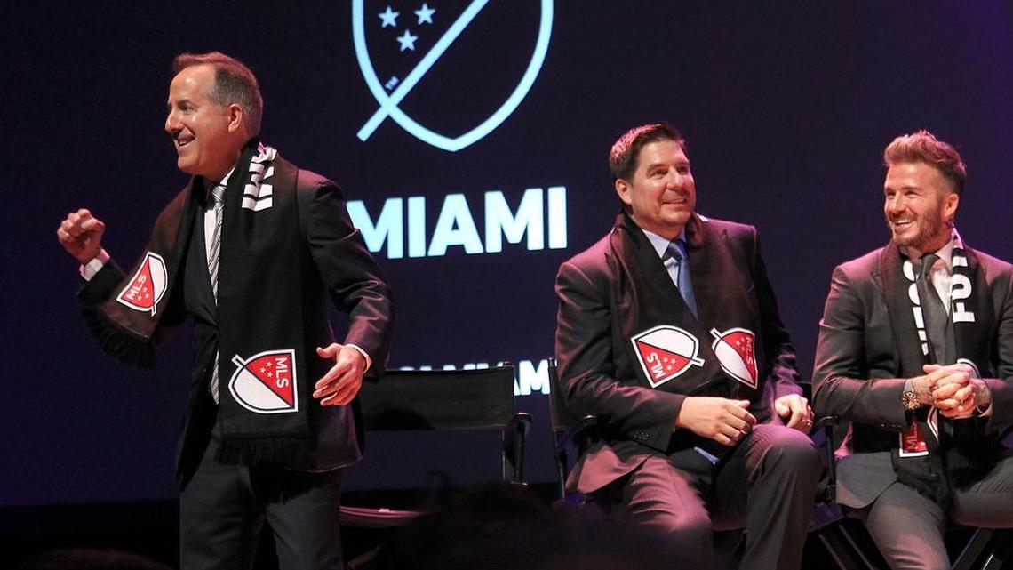 Jorge Mas (izq.) habla a los presentes en el lanzamiento del equipo de Miami de MLS, en presencia de sus socios Marcelo Claure y David Beckham (der.) el 29 de enero en el Adrienne Arsht Center.