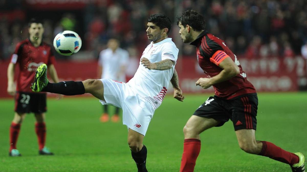 El mediocampista argentino del Sevilla, Ever Banega (i), controla el balón ante la marca de Ruper, el jueves en el estadio Ramón Sánchez Pizjuan.