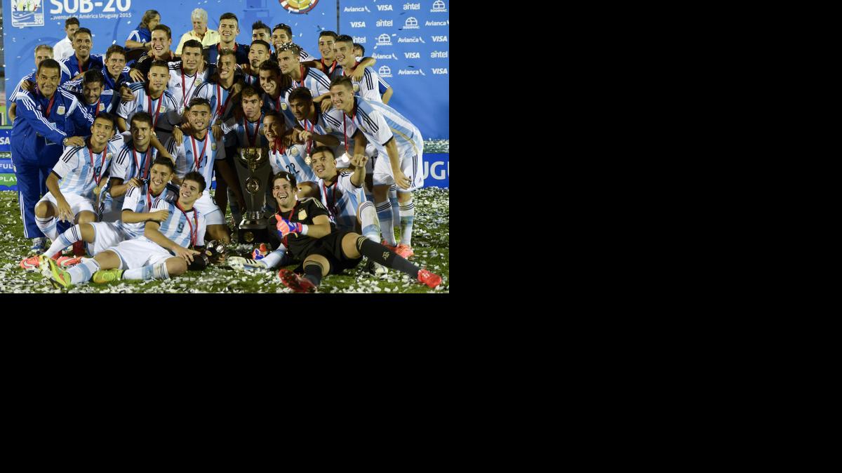 
Los jugadores de Argentina festejan junto al trofeo de campeón del torneo Sudamericano Sub-20.


