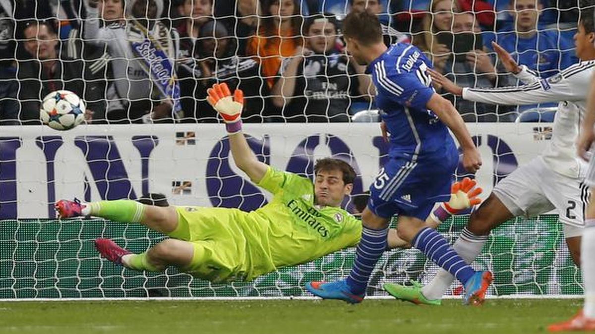 
El portero del Real Madrid Iker Casillas asumió la culpa por los tres primeros goles del Schalke 04.


