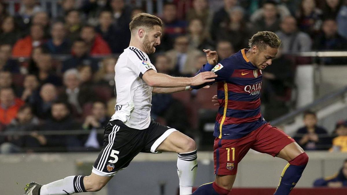 El delantero brasileño del FC Barcelona Neymar (der.) trata de escapar del alemán Mustafi, del Valencia, durante el partido de ida de las semifinales de la Copa del Rey, el 3 de febrero del 2015 en el Camp Nou, en Barcelona. 