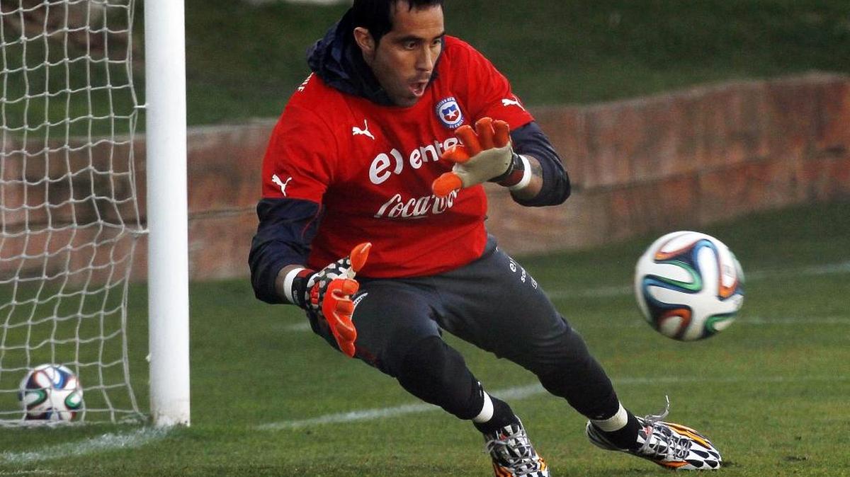 Claudio Bravo se entrena en Santiago de Chile, el 24 de mayo del 2014 antes de un partido preparatorio para el Mundial de Brasil 2014.