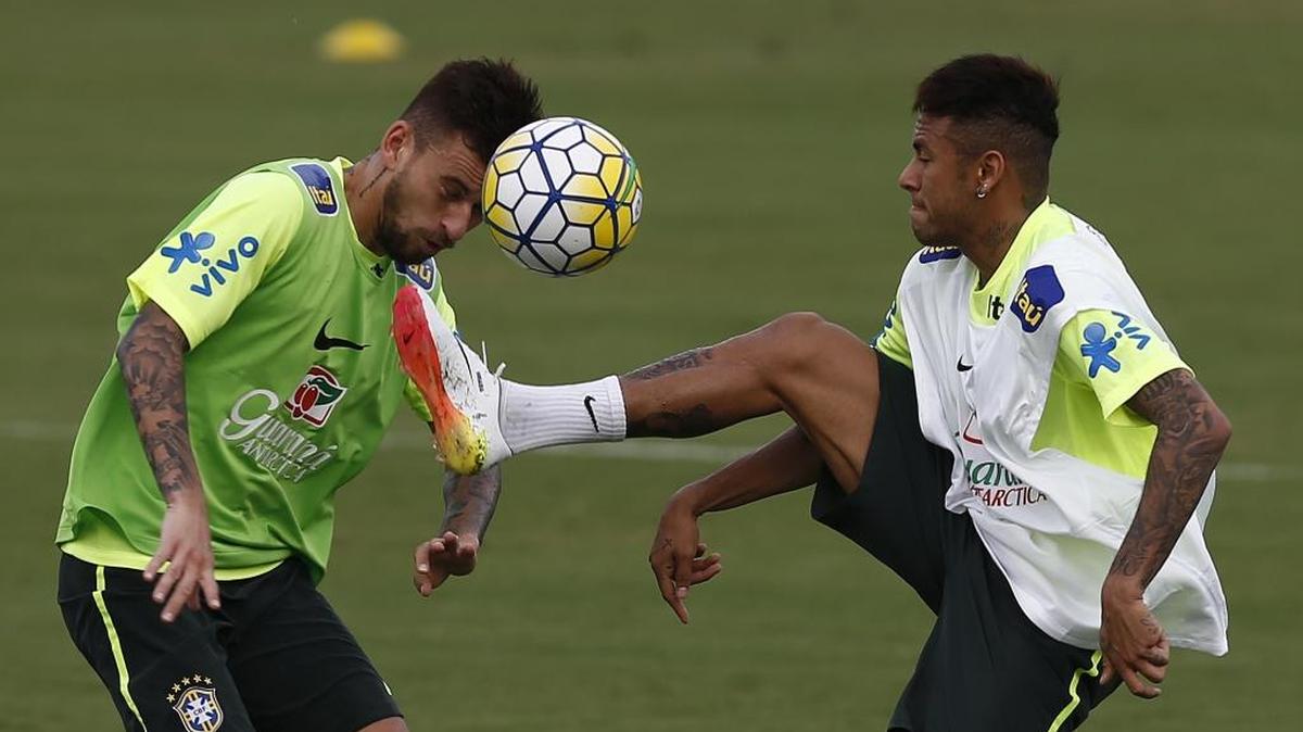 Los jugadores de la selección de Brasil Lucas Lima (izq.) y Neymar se preparan para duelo contra Uruguay.