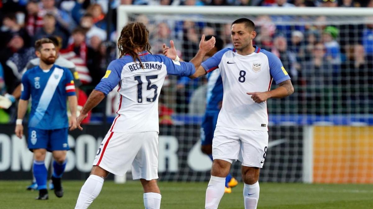 CLINT DEMPSEY celebra su gol contra Guatemala junto a Kyle Beckermanm, el 29 de marzo en Columbus, Ohio.