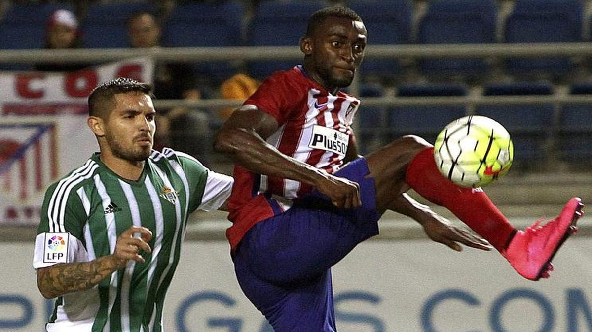 
El colombiano del At. de Madrid, Jackson Martínez (der.), intenta controlar el balón ante el peruano del Betis, Juan Manuel Vargas.

