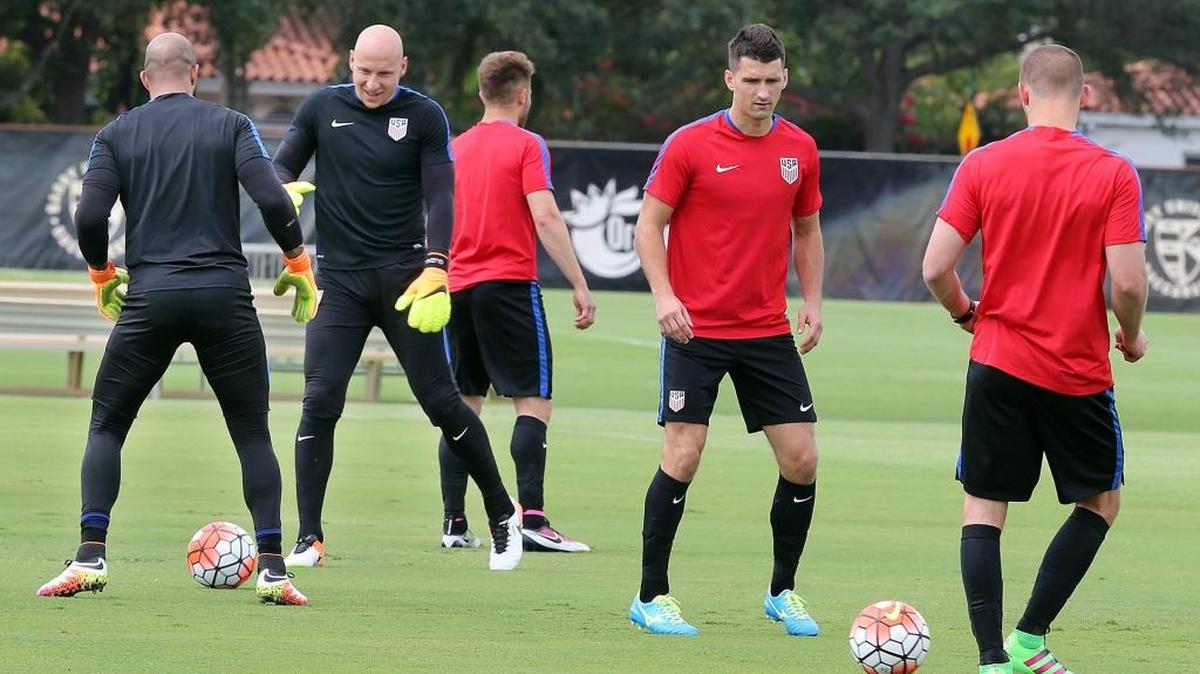 Los arqueros de la selección de Estados Unidos, Tim Howard (izq.) y Brad Guzan, se entrenan en la Universidad Barry, en Miami, el martes 17 de mayo del 2016.