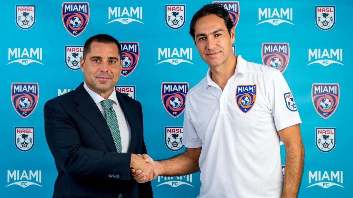 
Riccardo Silva, uno de los dueños del Miami FC, estrecha la mano del nuevo entrenador Alessandro Nesta.
