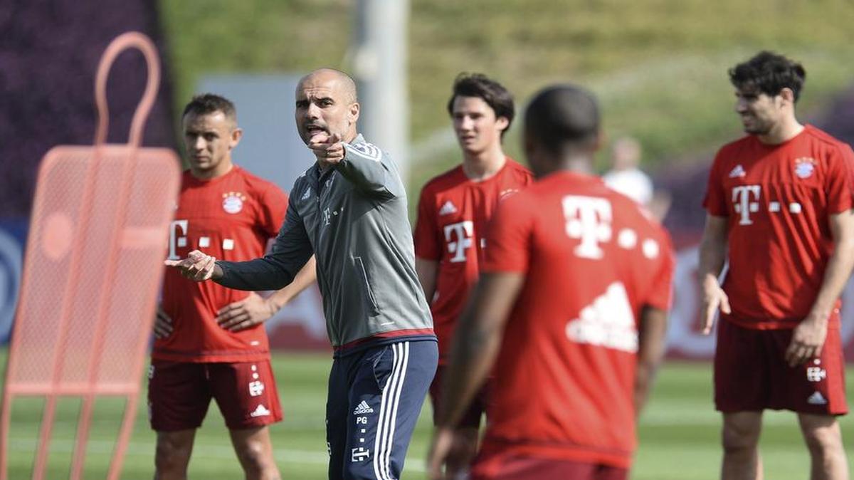 El entrenador del Bayern Munich, Pep Guardiola (2ºizq), se dirige a los jugadores  Fabian Benko, Douglas Costa y Javi Martínez (de izq. a der.) durante una sesión de entrenamiento de su equipo en Doha, Catar, el  7 de enero de 2016. 