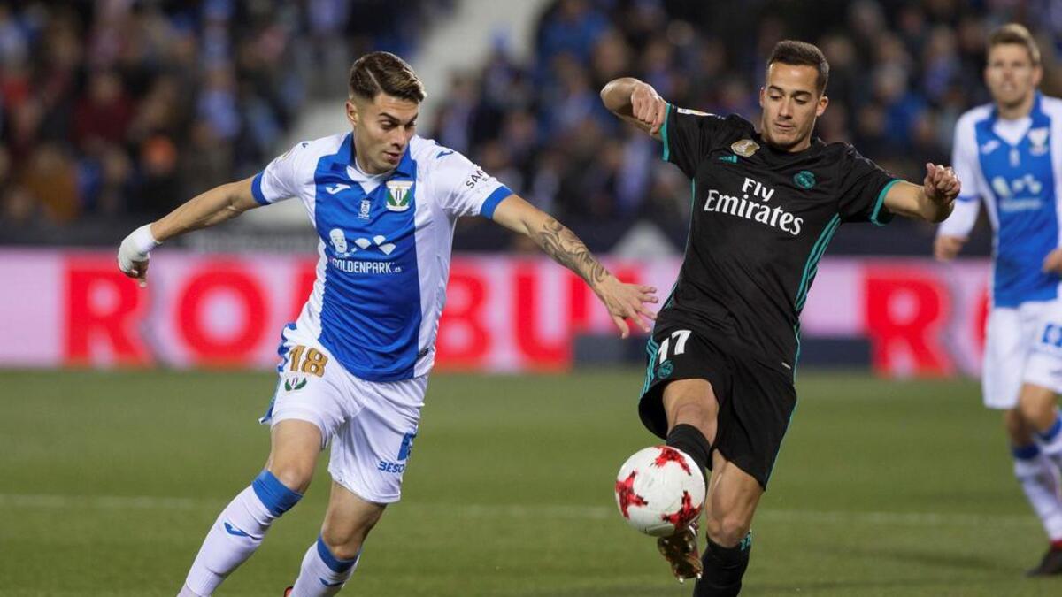 El delantero del Real Madrid Lucas Vázquez (der.) lucha el balón con José Naranjo, del Leganés, durante el partido de ida de cuartos de final de la Copa del Rey.