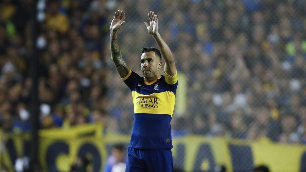 En esta foto de archivo del 22 de octubre de 2019, Carlos Tevez de Boca Juniors saluda antes del partido de vuelta de la semifinal de la Copa Libertadores contra River Plate, en el estadio La Bombonera en Buenos Aires, Argentina. Tevez en rueda de prensa el viernes 4 de junio de 2021 anunció su salida del equipo.