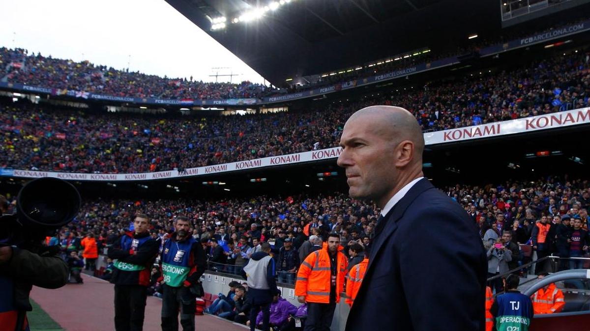Zinedine Zidane, entrenador del Real Madrid, aguarda el inicio del Clásico contra Barcelona, en el Camp Nou en Barcelona, España, el sábado 3 de diciembre del 2016.