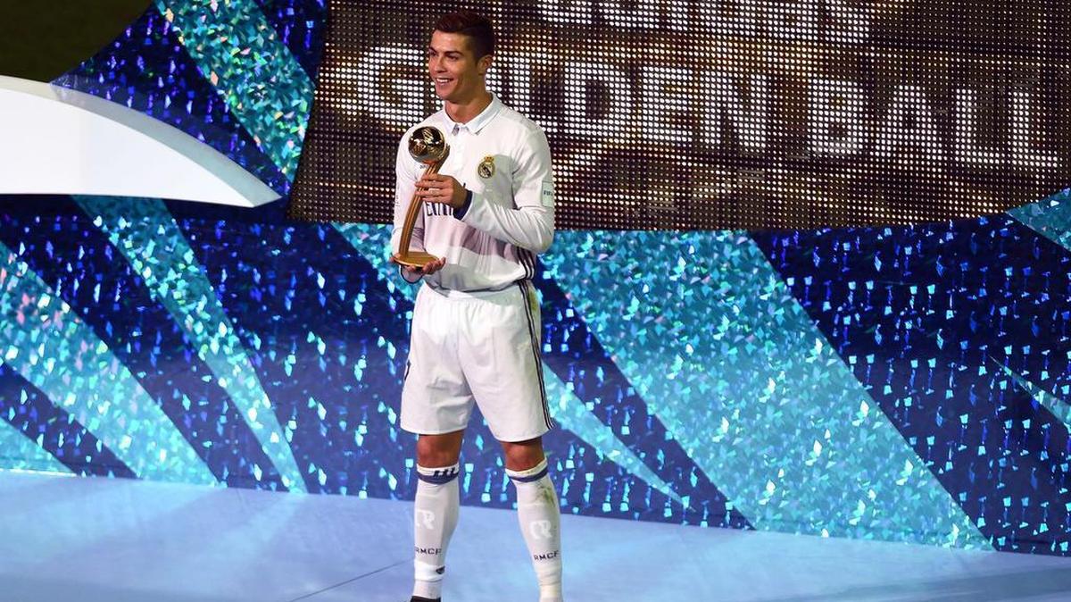 El delantero del Real Madrid, Cristiano Ronaldo, posa con su premio al mejor jugador del Mundial de Clubes, el domingo 18 de diciembre en Yokohama, Japón.