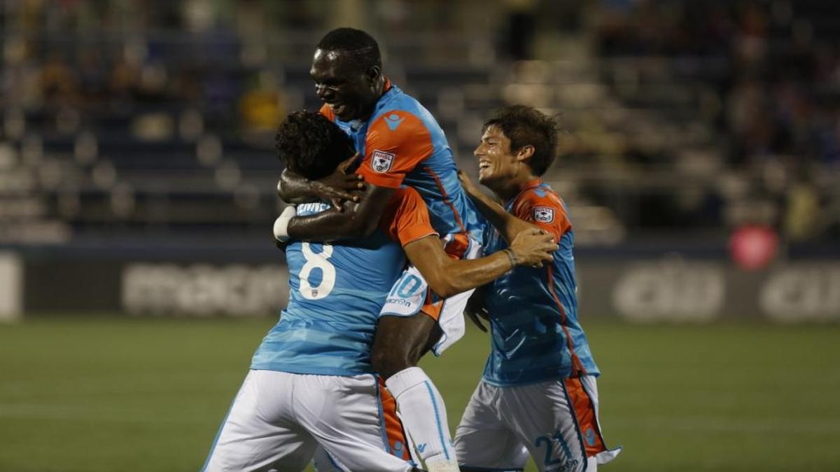 Vicenzo Rennella (8) y Poku se abrazan, mientras Calvin Rezende (21) se acerca en un gol del Miami FC.