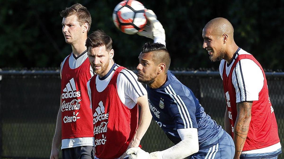 Los jugadores de la selección de Argentina, Lionel Messi (2i) y Jonathan Maidana (d) observan al arquero Sergio Romero en un entrenamiento en el campo de fútbol de la universidad de Harvard (Estados Unidos) el jueves 16 de junio de 2016 previo al partido contra la selección de Venezuela, en la Copa América Centenario.