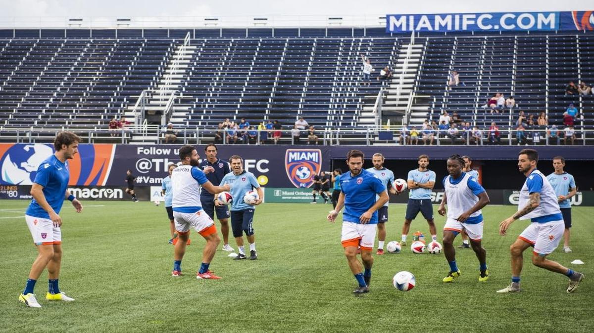 Los jugadores del Miami FC realizan prácticas antes del partido contra el Atlanta United, el miércoles en el Riccardo Silva Stadium de FIU, en Miami.