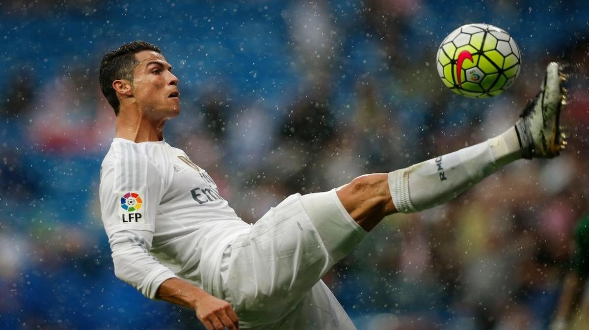 La estrella del Real Madrid Cristiano Ronaldo controla el balón durante el juego frente al Levante , el 17 de octubre en Madrid.