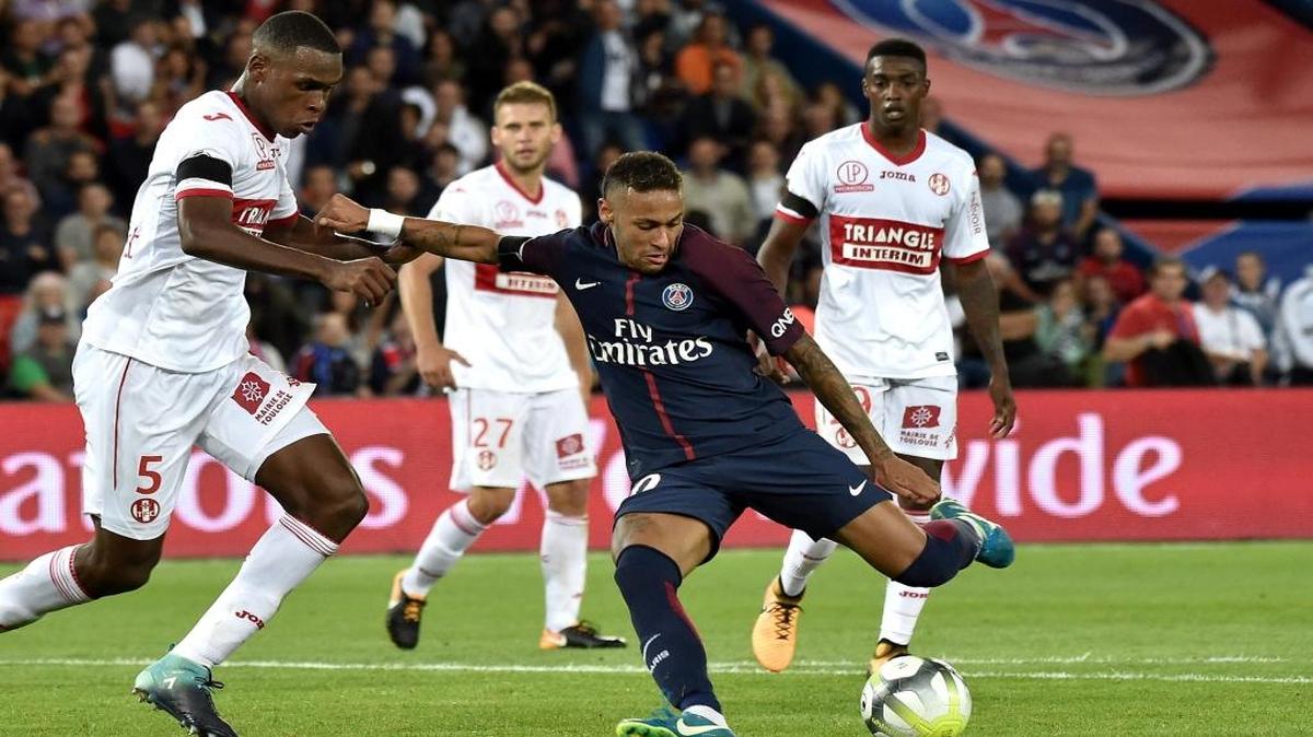 Neymar lució imparable el domingo, durante el debut en su nueva casa, al anotar dos goles e incidir en los otros cuatro con los que el París Saint Germain apabulló 6-2 a Tolosa para trepar a la punta en la liga francesa, el 20 de agosto del 2017.