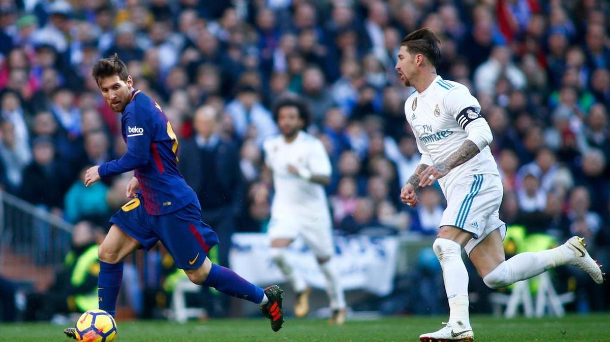 Lionel Messi conduce el balón con la marca de Sergio Ramos, durante el partido entre Barcelona y Real Madrid, disputado el sábado 23 de diciembre del 2017 en el estadio Santiago Bernabeu.