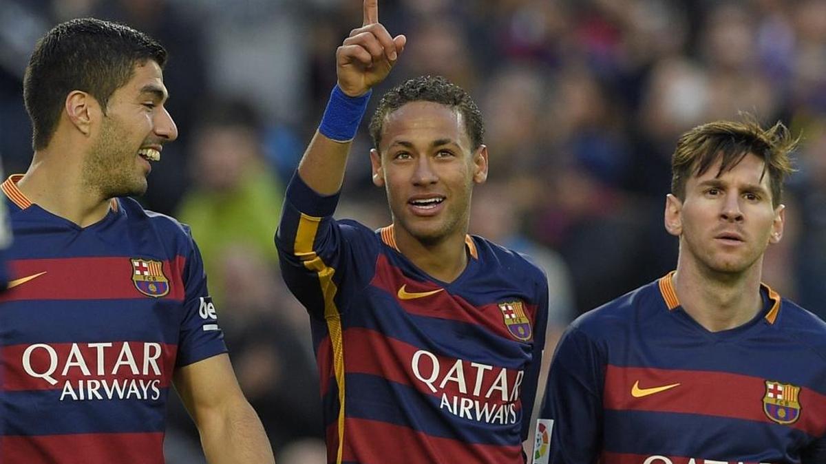 El tridente del Barcelona formado por el uruguayo Luis Suárez (izq), el brasileño Neymar y el argentino Lionel Messi (der.) celebran uno de sus cuatro goles contra la Real Sociedad, el sábado en el Camp Nou.