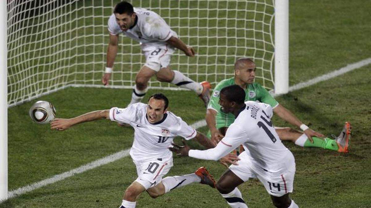 
El memorable gol de Landon Donovan (izq.) contra Argelia, que le dio la clasificación a Estados Unidos a octavos de final del Mundial de Sudáfrica, el 23 de junio del 2010 en Pretoria.
