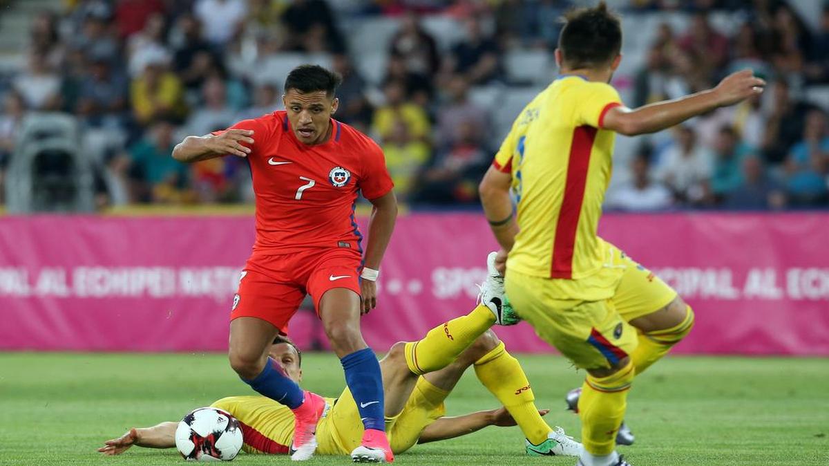 Alexis Sánchez (izq.) lucha por la bola con Vlad Chiriches en el partido amistoso entre Chile y Rumanía, disputado en el estadio Clui Arena en Cluj-Napoca, Rumanía, el 13 de junio 2017.