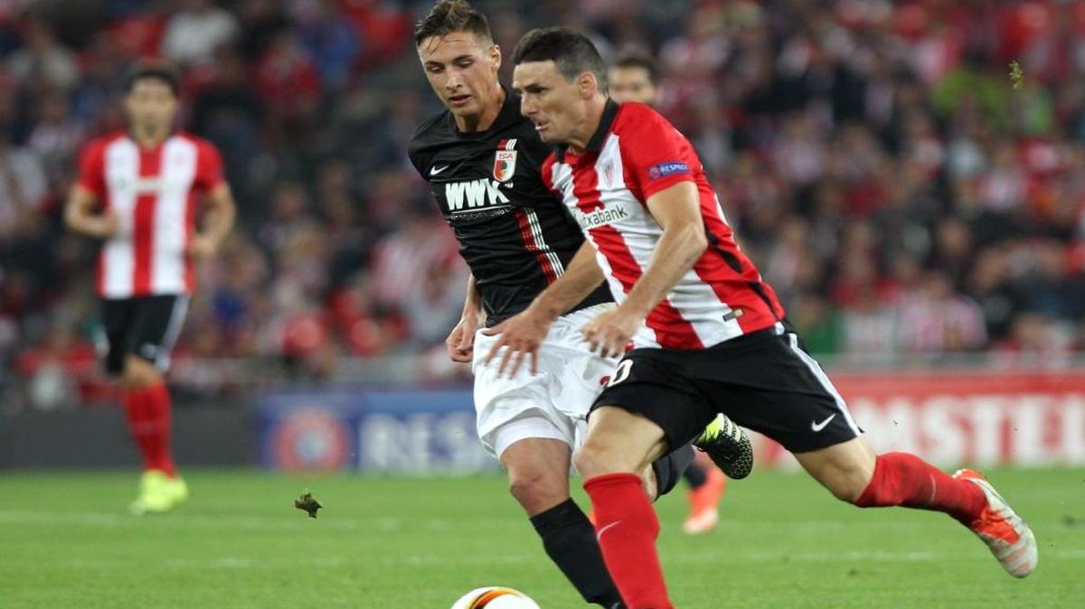 
El delantero del Athletic de Bilbao, Aritz Aduriz (der.), conduce el balón ante la marca de Dominik Kohr del Augsburgo, este jueves en el estadio San Mamés.

