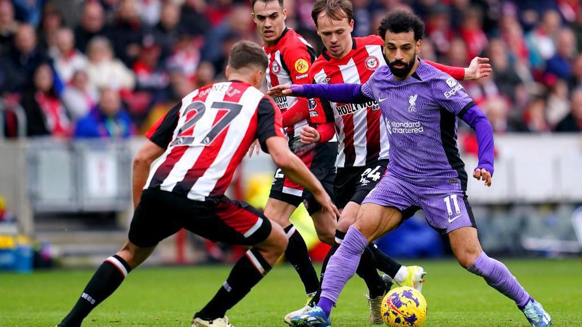 Mohamed Salah de Liverpool lucha por el balón contra llos jugadores del Brentford.