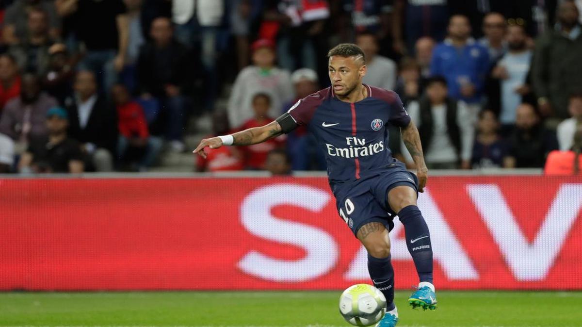 En apenas dos partidos el brasileño Neymar ya ha conquistado su nueva casa: París. Tres goles y otras tantas asistencias, además de toda una retahíla de gestos técnicos, regates y fintas le acreditan.