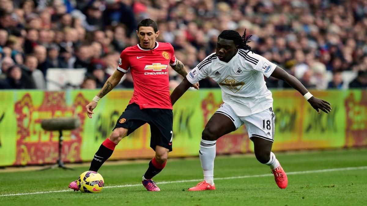 
Angel Di María (izq.) disputa el balón con Bafetimbi Gomis, del Swansea, en un partido de la liga inglesa en 21 de febrero del 2015.
