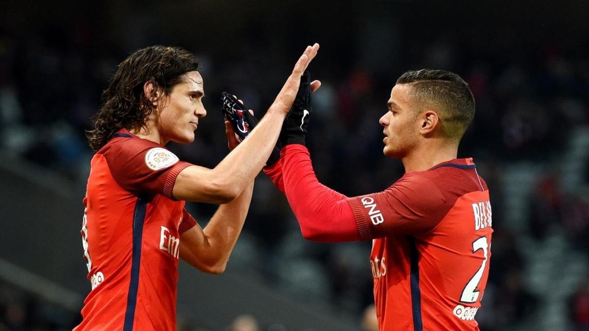 Edinson Cavani (izq.) celebra con su compañero de equipo en el Paris Saint-Germain Hatem Ben Arfa, durante el partido con Lille en la liga francesa, el 28 de octubre del 2016.