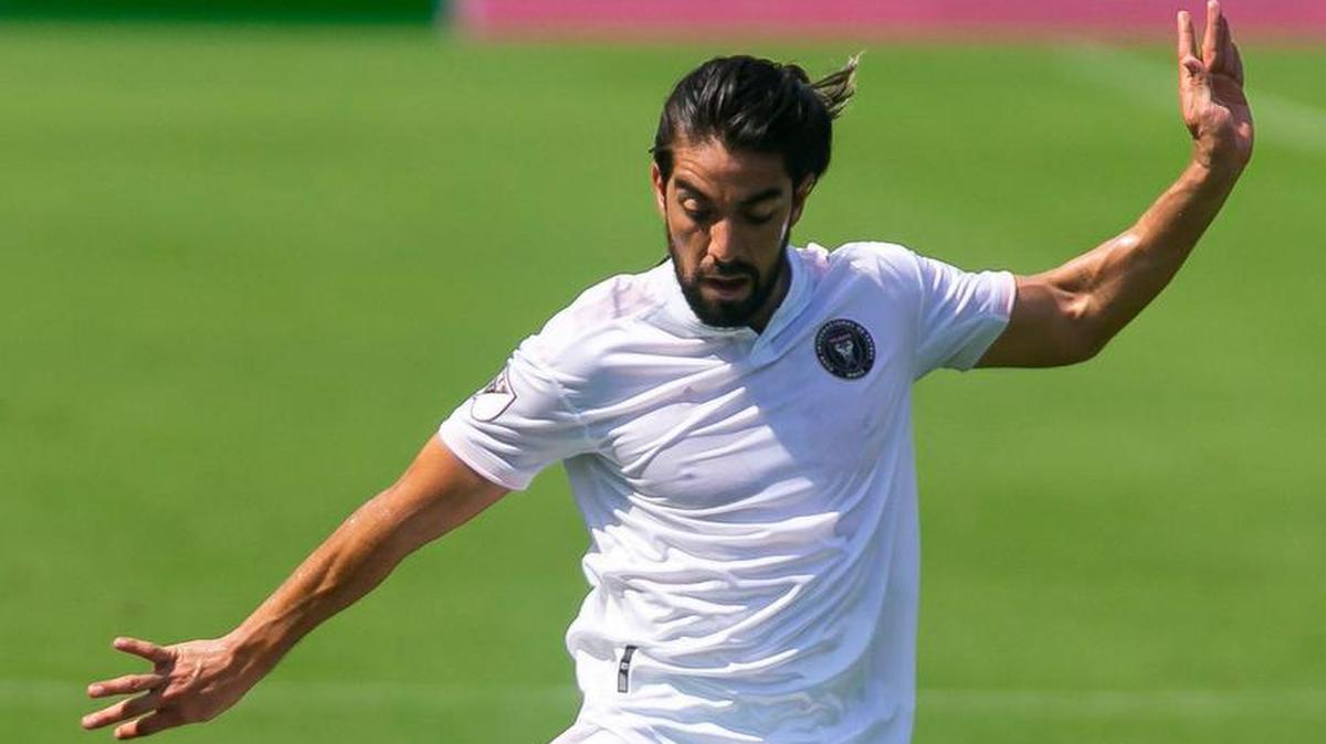 El volante ofensivo del Inter Miami CF Rodolfo Pizarro (10) patea el balón contra Los Angeles FC en el DRV PNK Stadium el domingo 18 de abril de 2021 .