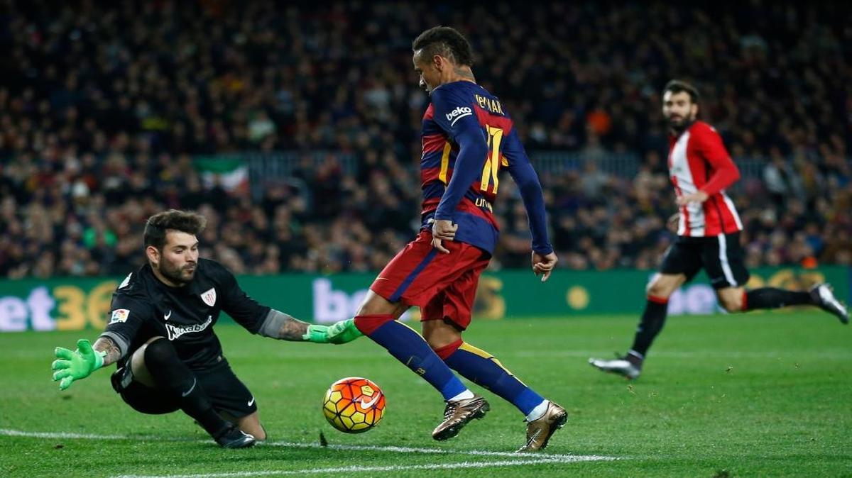 El brasileño Neymar (der.) controla el balón ante la salida del portero del Athletic Bilbao Iago Herrerín, en el partido de la liga española el 17 de enero del 2016.