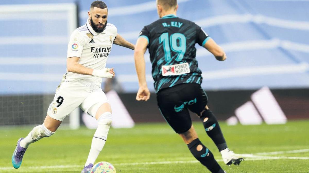 Karim Benzema del Real Madrid CF y Rodrigo Ely de la UD Almeria durante el partido de la Liga entre el Real Madrid y la UD Almeria jugado en el Estadio Santiago Bernabeu el 29 de abril de 2023 en Madrid, España.