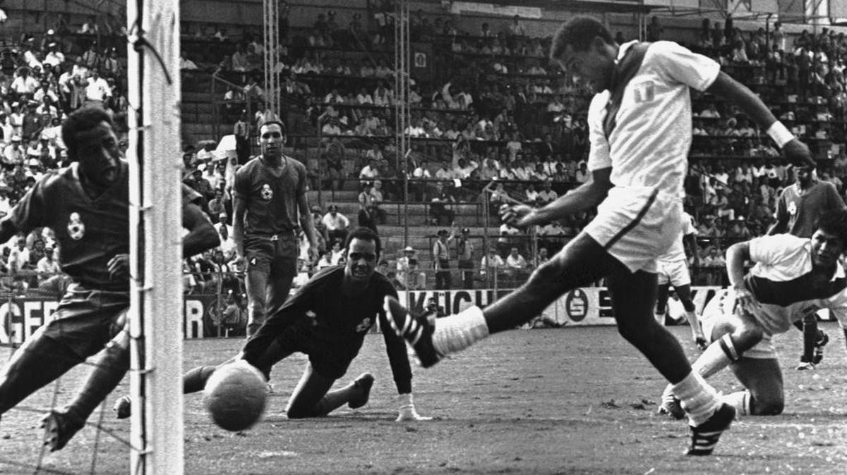 Teófilo Cubillas, del Perú, anota un gol ante la mirada de (de izq. a der.) Abdallah Lamrant, Moulay Driss Khanoussi y el arquero Allal Kassou, de Marruecos. A la derecha aparece Hugo Sotil, quien inicio el ataqueen el partido del Mundial de México, el 6 de junio de 1970 en León.